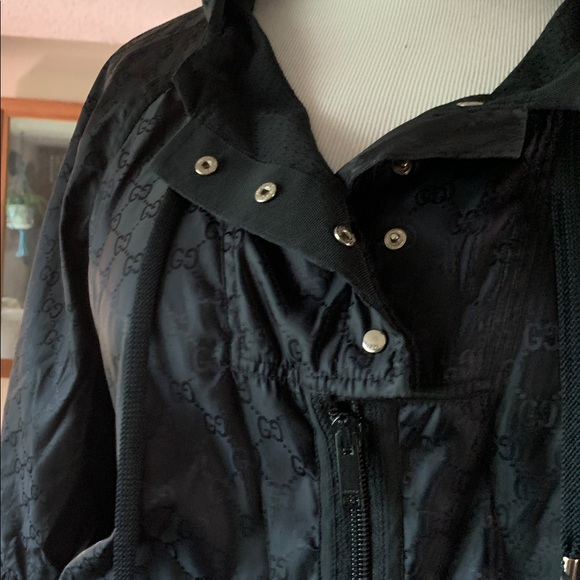 Vintage Gucci Black Bomber Jacket with Hoodie and 2009 Logo Pattern - Picture 4 of 16